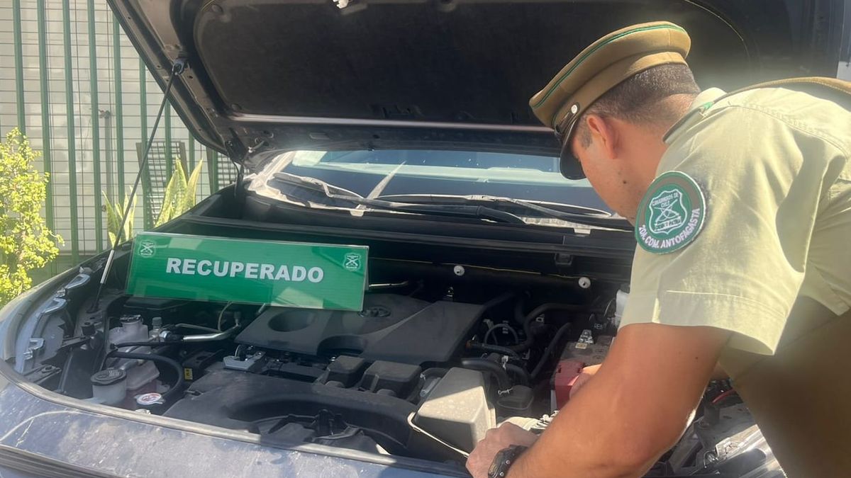 Detienen a cuatro sujetos en Antofagasta por conducir vehículo robado y ebrio Detienen a cuatro sujetos en Antofagasta por conducir vehículo robado y ebrio