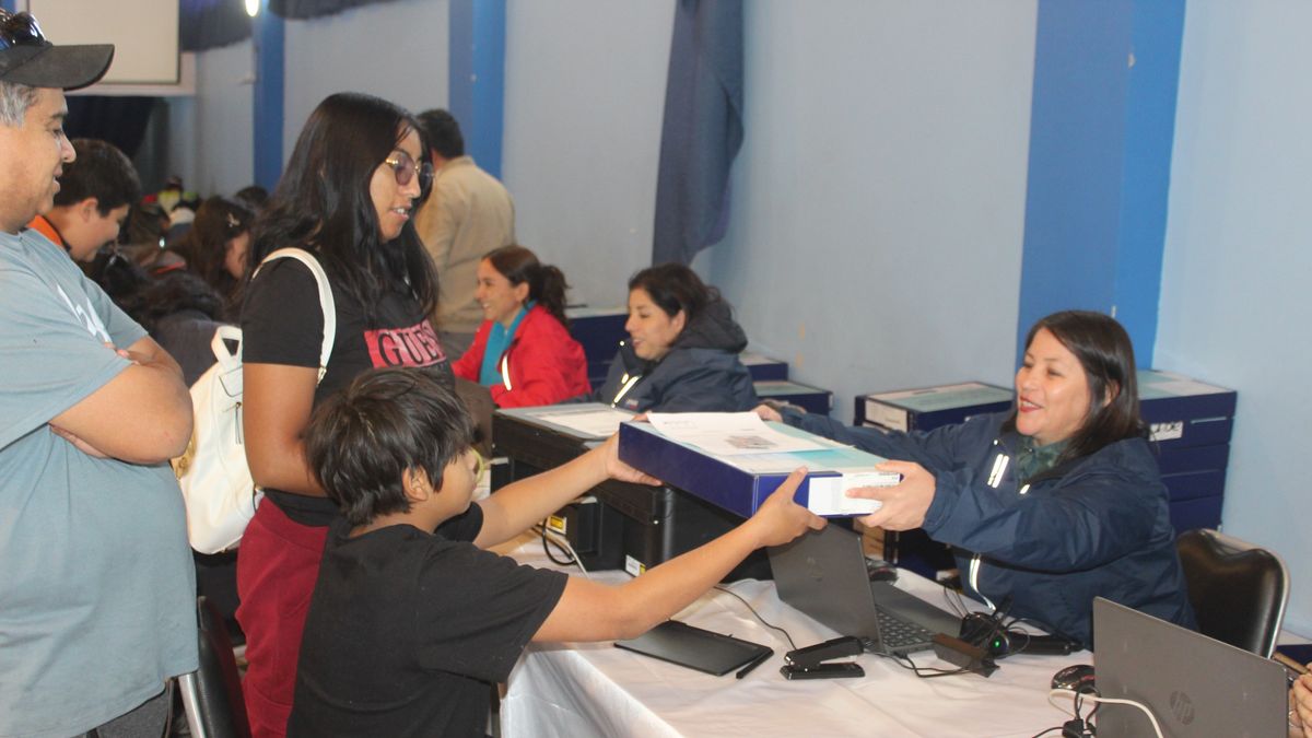 Junaeb entrega 1000 notebooks a estudiantes de El Loa Junaeb entrega 1000 notebooks a estudiantes de El Loa