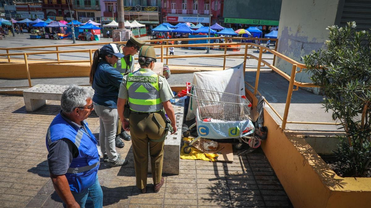 Vecinos apoyan despeje de calles en Antofagasta Vecinos apoyan despeje de calles en Antofagasta