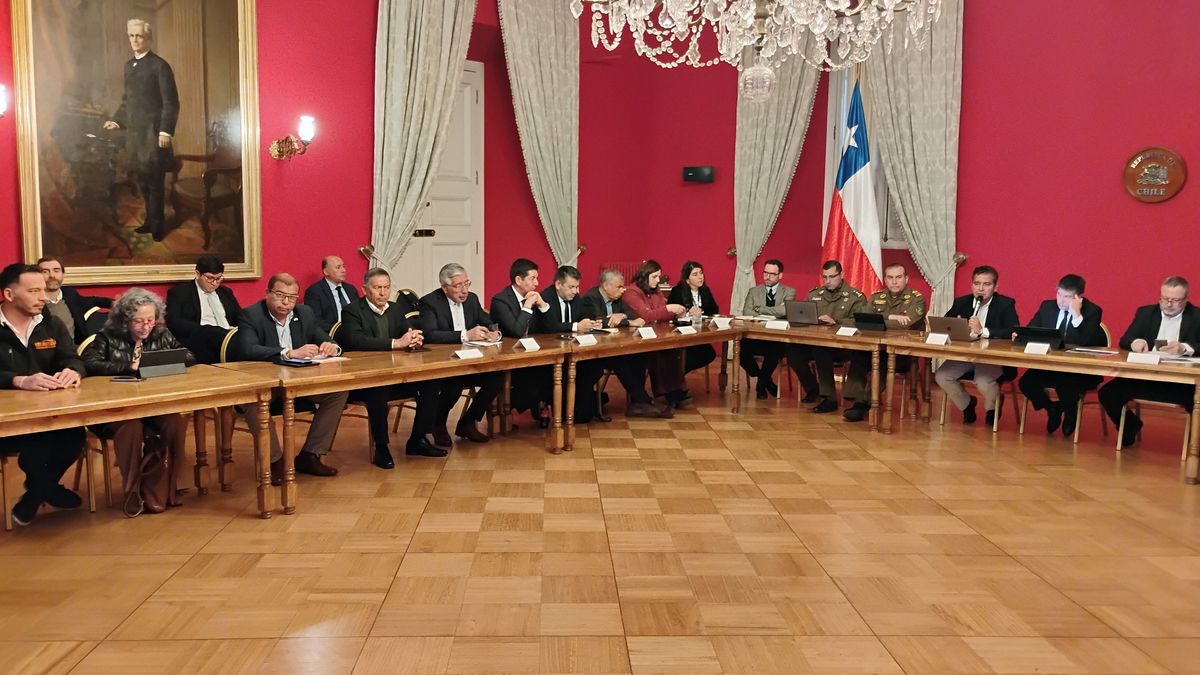 Alcaldes de AMUNOCHI y Subsecretaría del interior se reúnen para abordar migración irregular Alcaldes de AMUNOCHI y Subsecretaría del interior se reúnen para abordar migración irregular