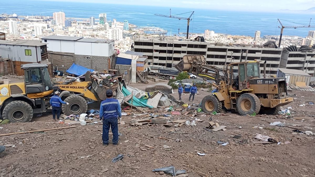 Desalojan ocupaciones ilegales y retiran 90 toneladas de basura en Cerro El Ancla Antofagasta