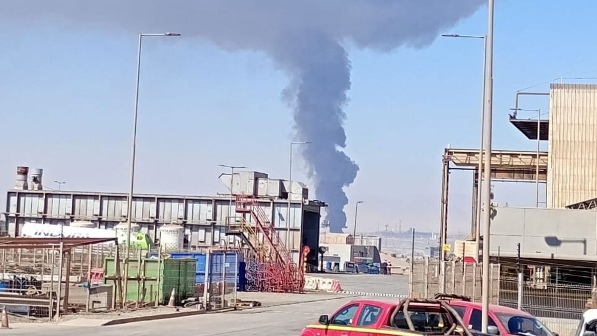 Bomberos combaten incendio en Antofagasta Bomberos combaten incendio en Antofagasta