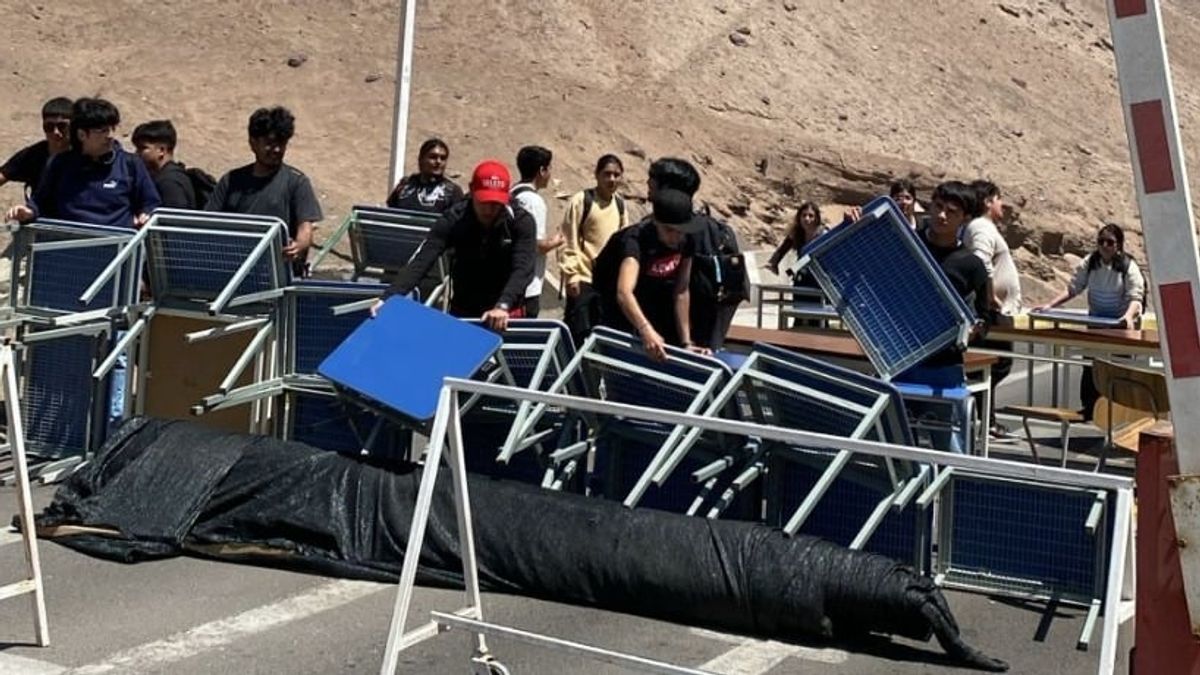 Estudiantes de la UCN toman campus en defensa del jardín Taqinki Estudiantes de la UCN toman campus en defensa del jardín Taqinki