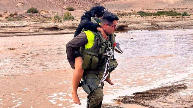Carabineros rescata a familia Río Loa Carabineros rescata a familia Río Loa