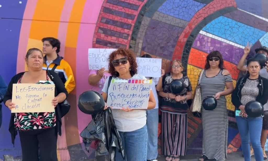 Manifestación Apoderadas Liceo A-26 Manifestación Apoderadas Liceo A-26