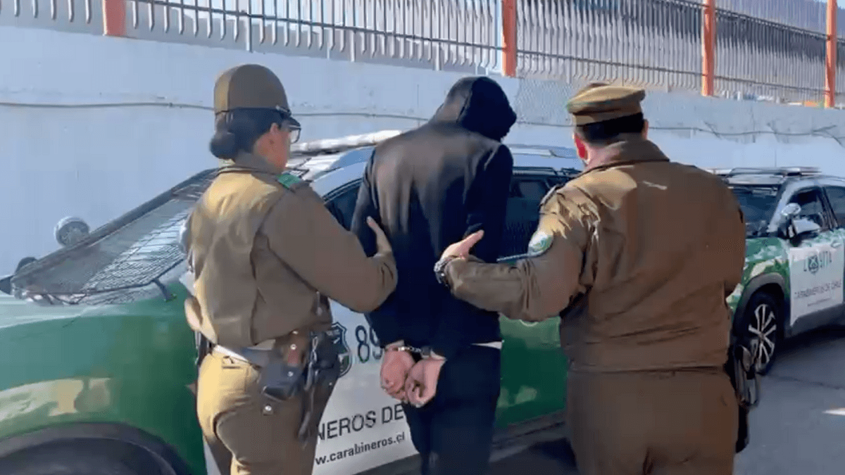 Joven detenido por manipular arma en plaza de Antofagasta Joven detenido por manipular arma en plaza de Antofagasta