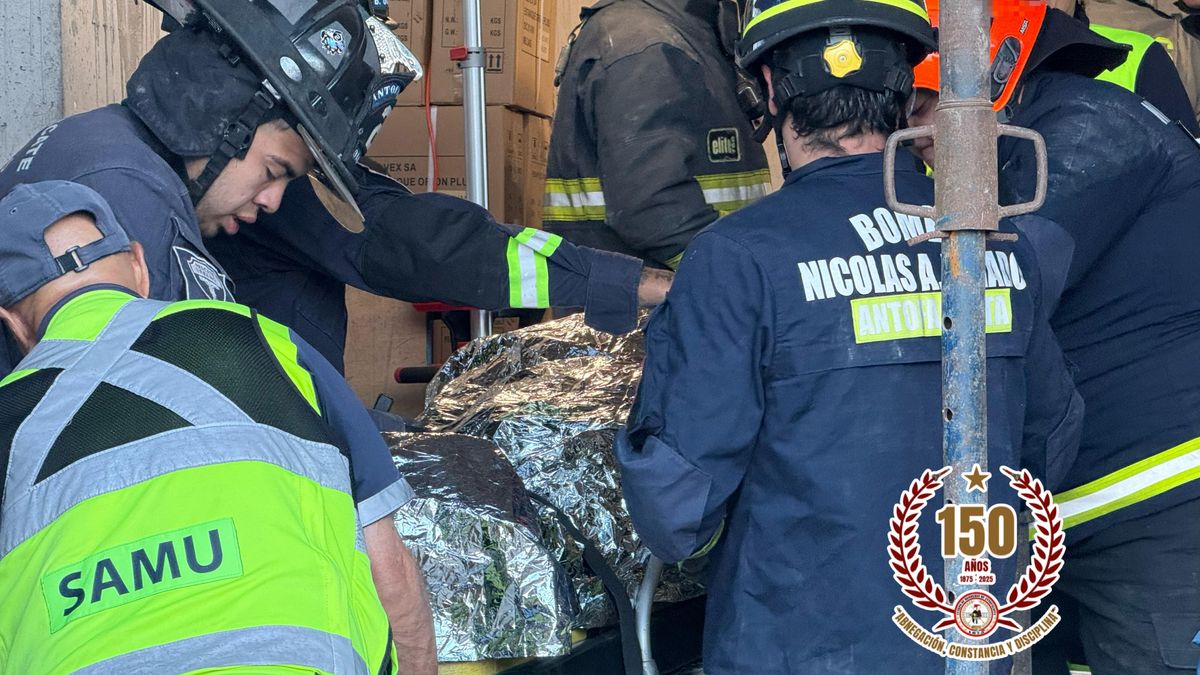 Rescate en Antofagasta: Adulto mayor cae desde edificio en construcción Rescate en Antofagasta: Adulto mayor cae desde edificio en construcción