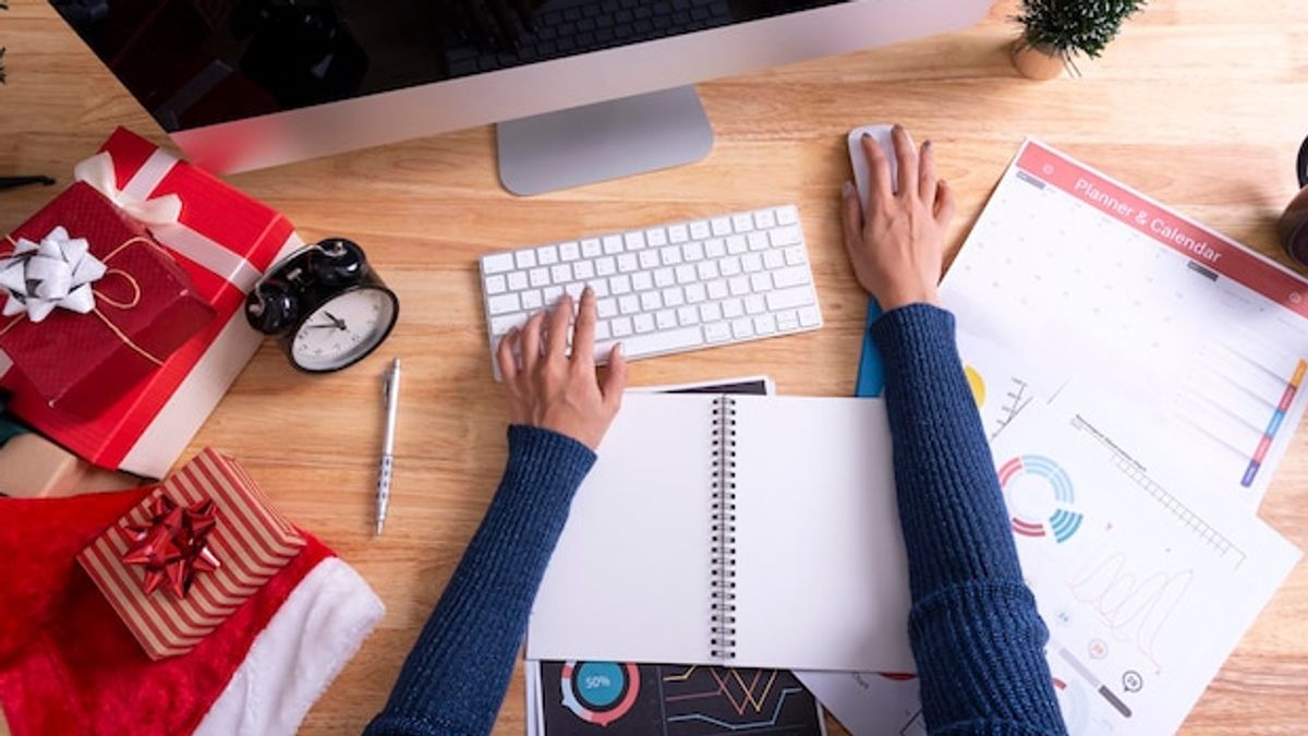 imagen-recortada-mujer-negocios-usando-computadora-escritorio-navidad_1048944-20790139