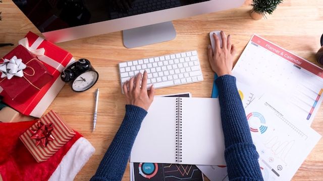 imagen-recortada-mujer-negocios-usando-computadora-escritorio-navidad_1048944-20790139