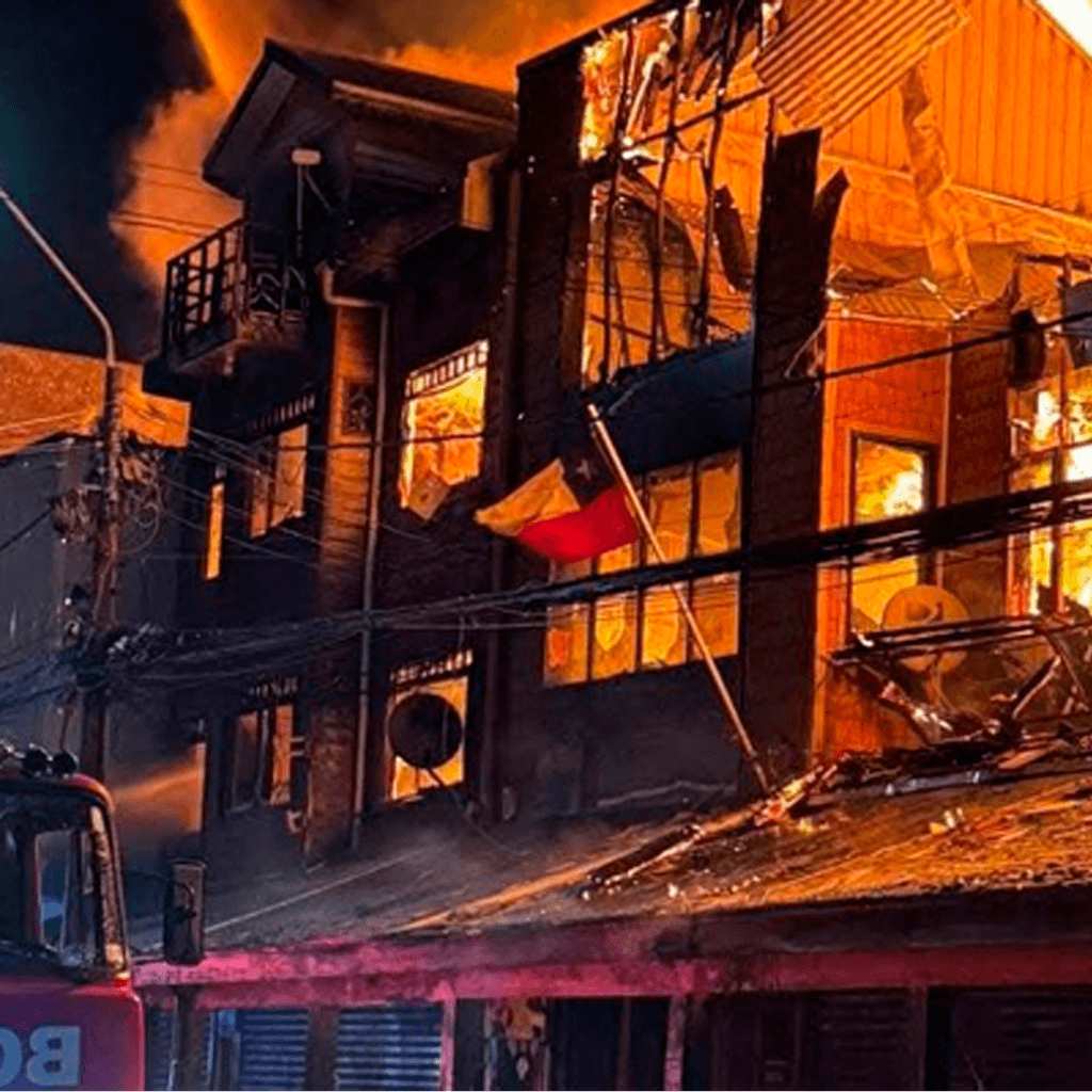 Por-voraz-incendio-en-centro-comercial-Paseo-Plaza-que-deja-a-mas-de-300-damnificados-Senapred-declara-Estado-de-Emergencia-en-Ancud Por-voraz-incendio-en-centro-comercial-Paseo-Plaza-que-deja-a-mas-de-300-damnificados-Senapred-declara-Estado-de-Emergencia-en-Ancud