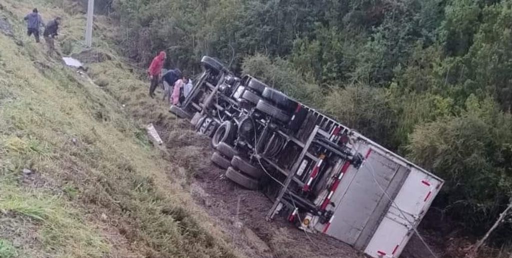CAMION VOLCADO QUELLON ok CAMION VOLCADO QUELLON ok