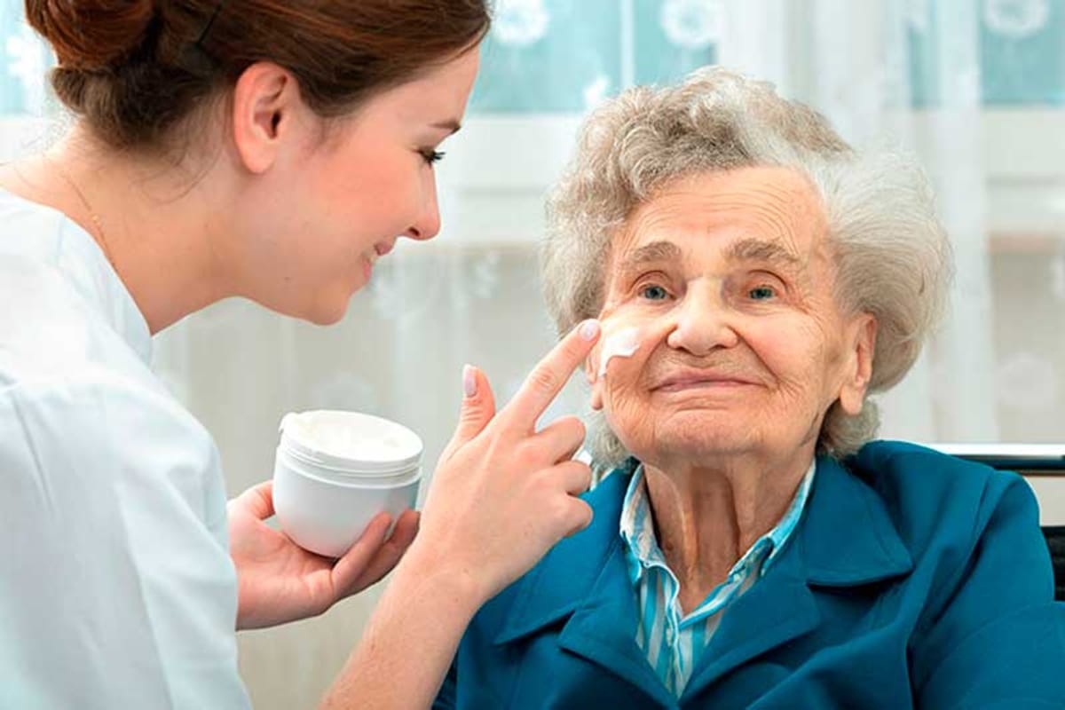 Cuidemos a nuestros adultos mayores Cuidemos a nuestros adultos mayores