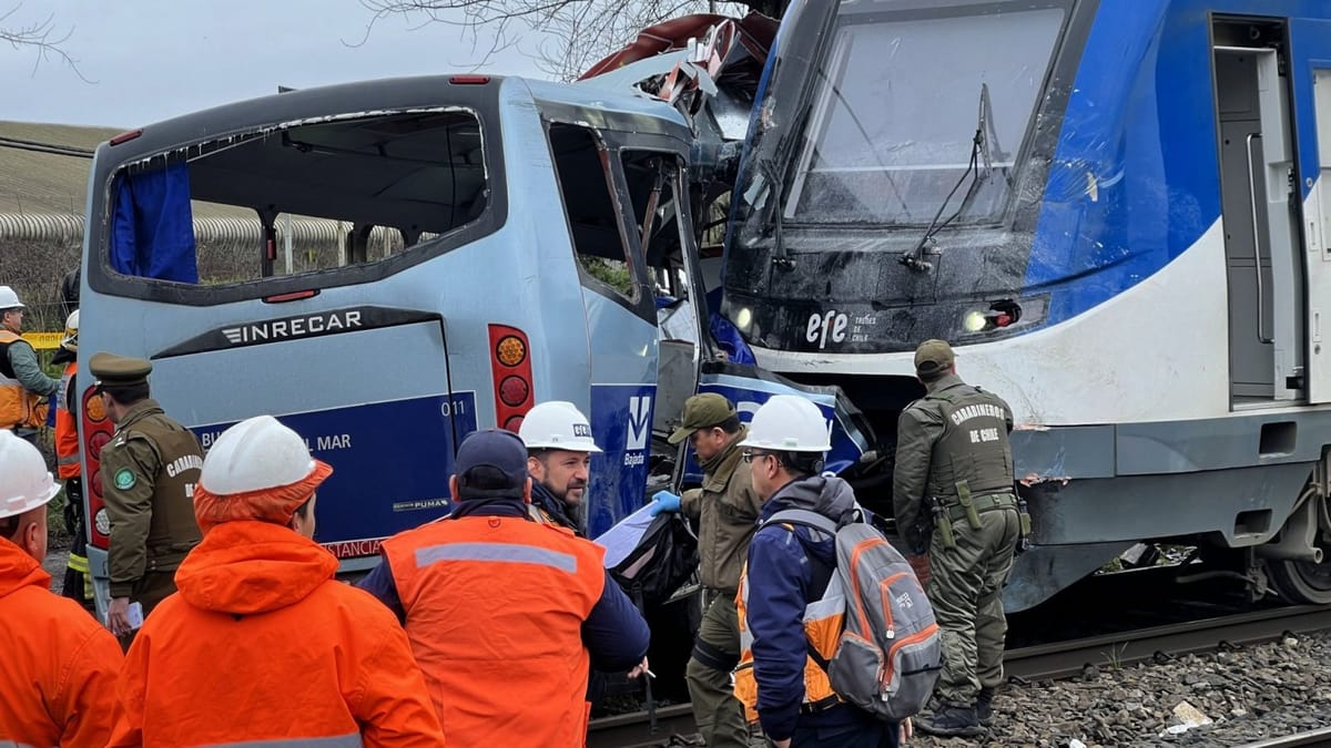 Choque entre Biotren y micro deja a siete personas fallecidas Choque entre Biotren y micro deja a siete personas fallecidas