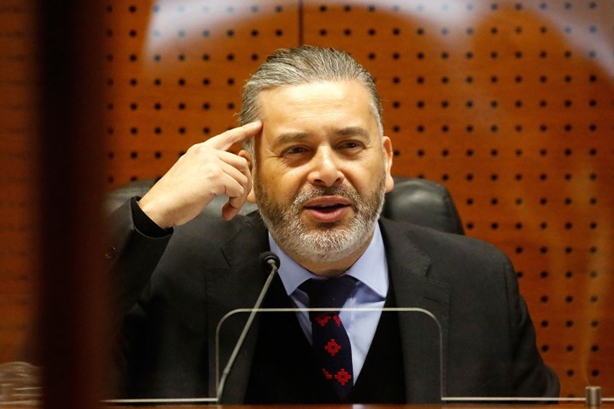 Desición de juez Urrutia causa polémica Desición de juez Urrutia causa polémica
