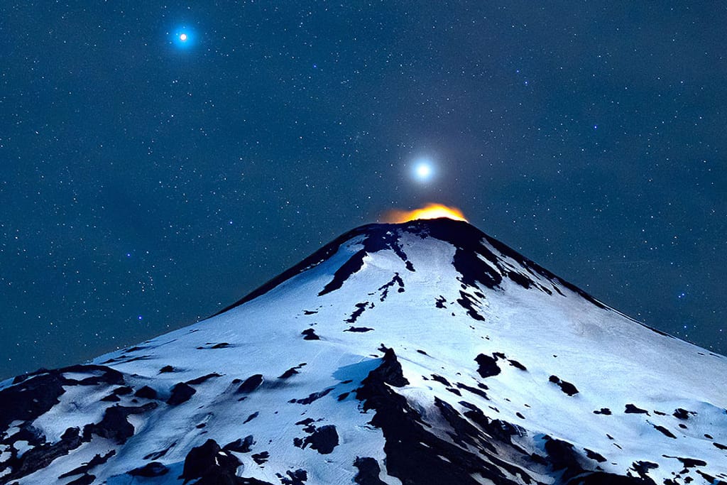 VOLCAN-Y-ALFA-CENTAURY-by-Ivan-Cabrera-DUOC VOLCAN-Y-ALFA-CENTAURY-by-Ivan-Cabrera-DUOC