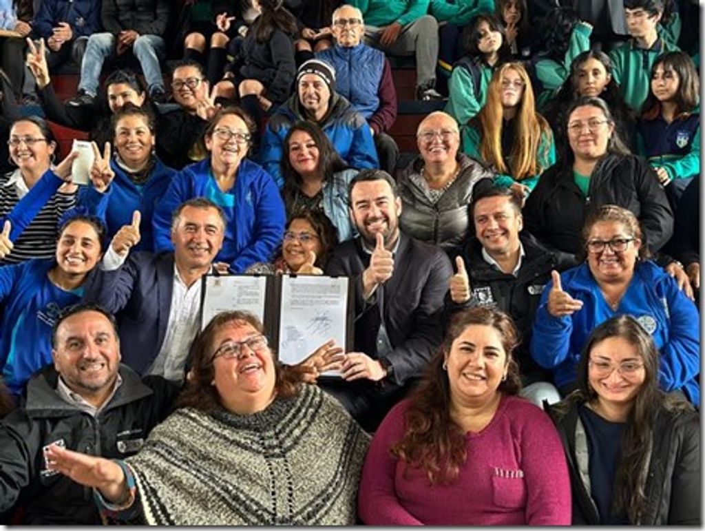 Gobernador Rivas firma mensaje para la reposición del nuevo gimnasio municipal en la comuna de Teodoro Schmidt Gobernador Rivas firma mensaje para la reposición del nuevo gimnasio municipal en la comuna de Teodoro Schmidt
