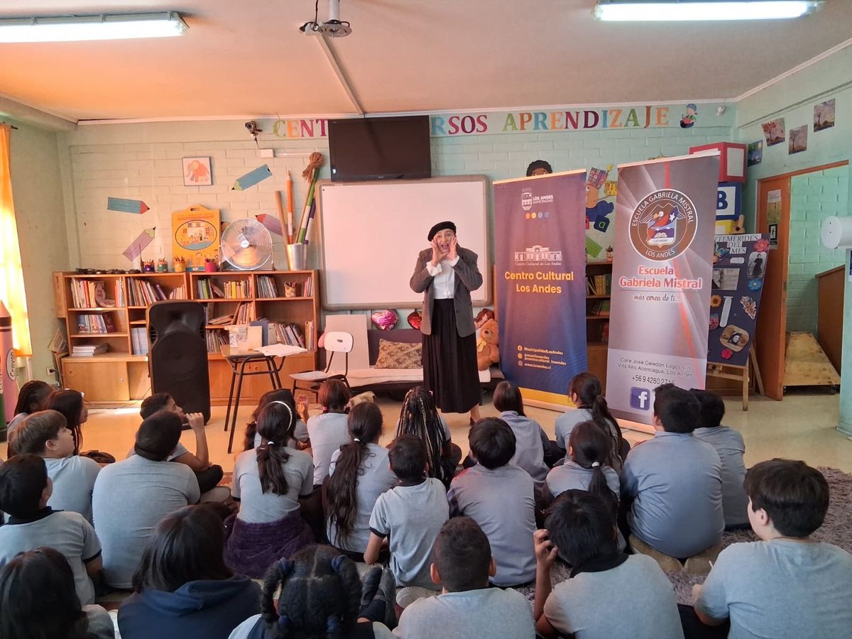 Con obra sobre la vida de Gabriela Mistral comenzó el mes del libro en Los Andes