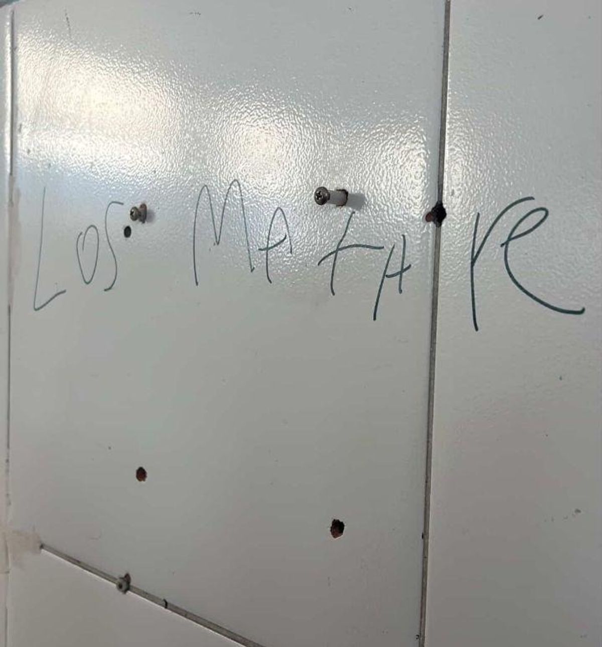 ​“Los mataré”: mensaje anónimo apareció en baños de Liceo Max Salas y activó protocolos de seguridad