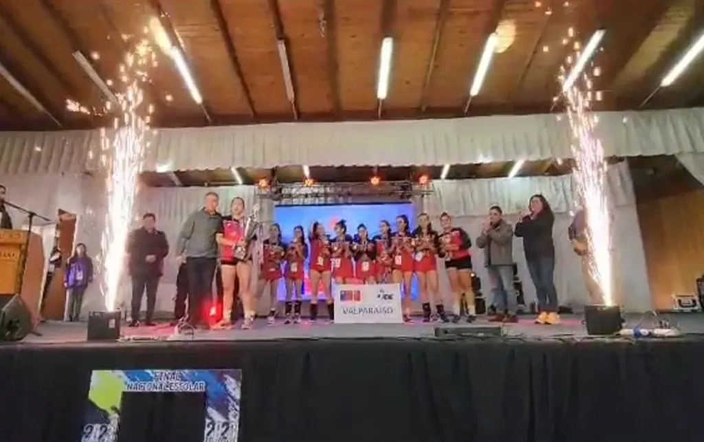 EQUIPO DE VÓLEY FEMENINO DEL LICEO BICENTENARIO DE SAN FELIPE RESULTÓ CAMPEÓN NACIONAL DE LOS JUEGOS ESCOLARES EQUIPO DE VÓLEY FEMENINO DEL LICEO BICENTENARIO DE SAN FELIPE RESULTÓ CAMPEÓN NACIONAL DE LOS JUEGOS ESCOLARES