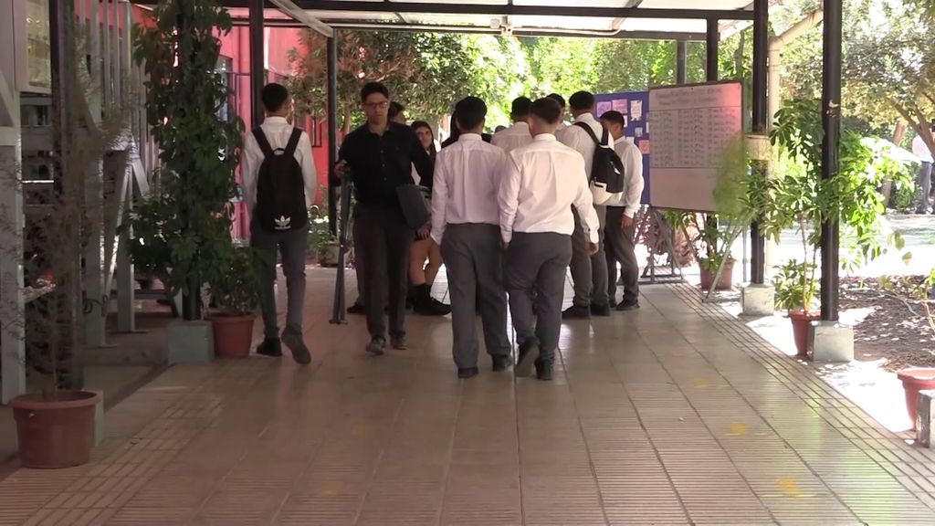 Ingresan proyecto de ley que busca prohibir uso de celular en las aulas de clases Ingresan proyecto de ley que busca prohibir uso de celular en las aulas de clases