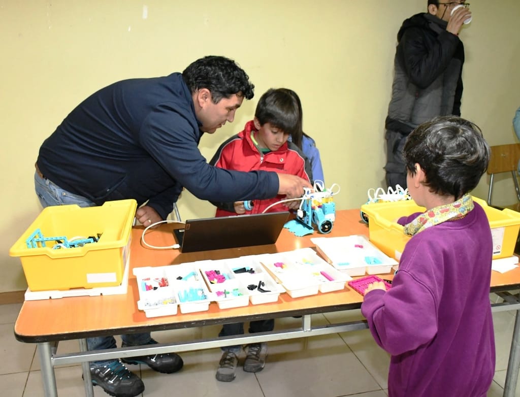 CON TALLER DE ROBÓTICA NIÑOS APRENDEN A DAR BUEN USO DE SU TIEMPO LIBRE