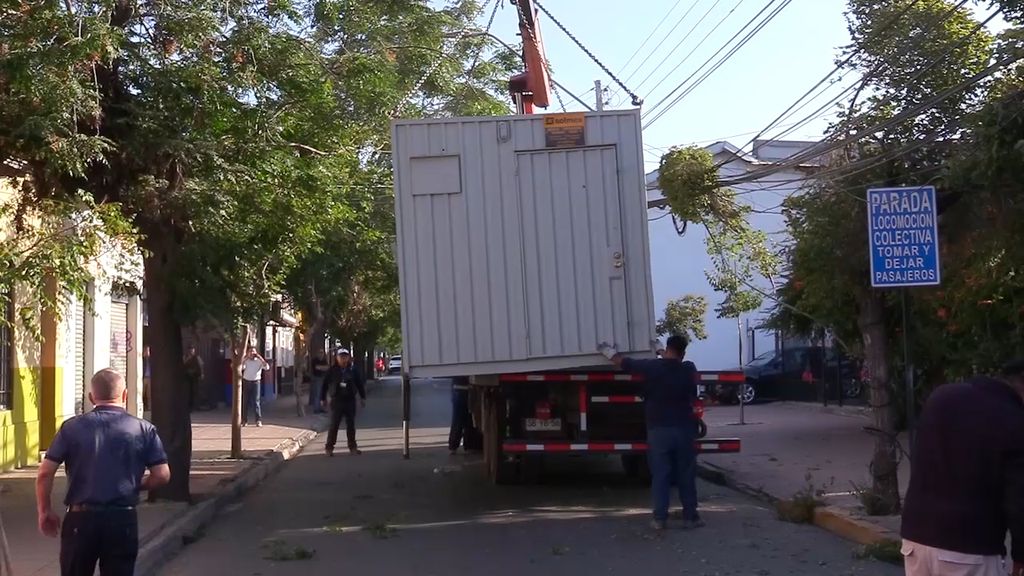 Container que era trasladado por camión pluma terminó volcándose en plena calle Maipú Container que era trasladado por camión pluma terminó volcándose en plena calle Maipú