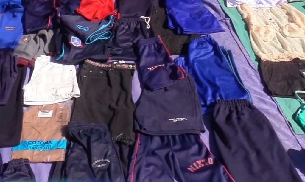 UNIFORMES ESCOLARES A BUEN PRECIO EN LA FERIA DE LAS PULGAS UNIFORMES ESCOLARES A BUEN PRECIO EN LA FERIA DE LAS PULGAS