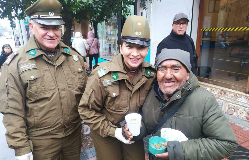 Carabineros de Linares entrega ayuda a personas en situación de calle Carabineros de Linares entrega ayuda a personas en situación de calle