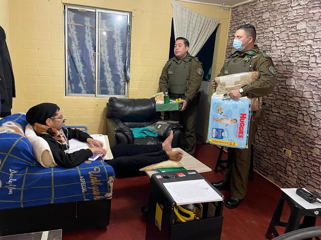 Carabineros de Linares entregó cooperación a una familia de Venezolanos Carabineros de Linares entregó cooperación a una familia de Venezolanos