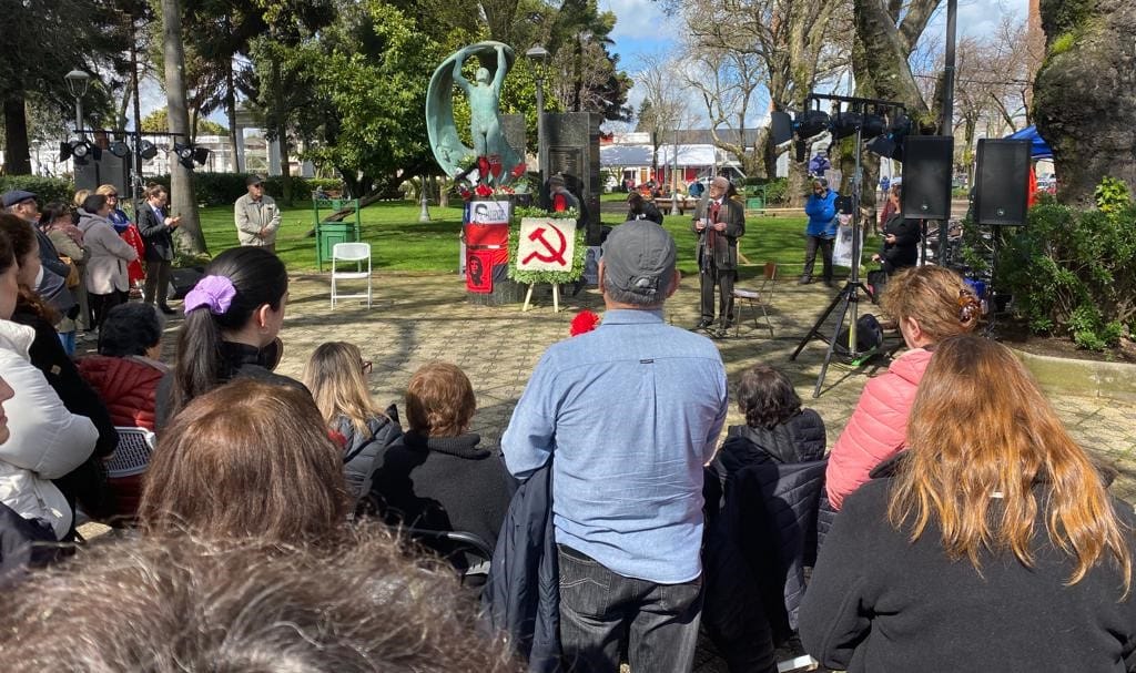 Acto en conmemoración del Golpe Militar en la Plaza de Armas de Linares Acto en conmemoración del Golpe Militar en la Plaza de Armas de Linares
