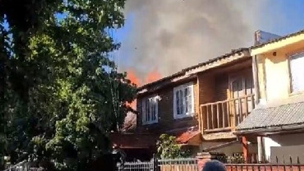 Accidente e incendio movilizaron a Bomberos de Linares Accidente e incendio movilizaron a Bomberos de Linares