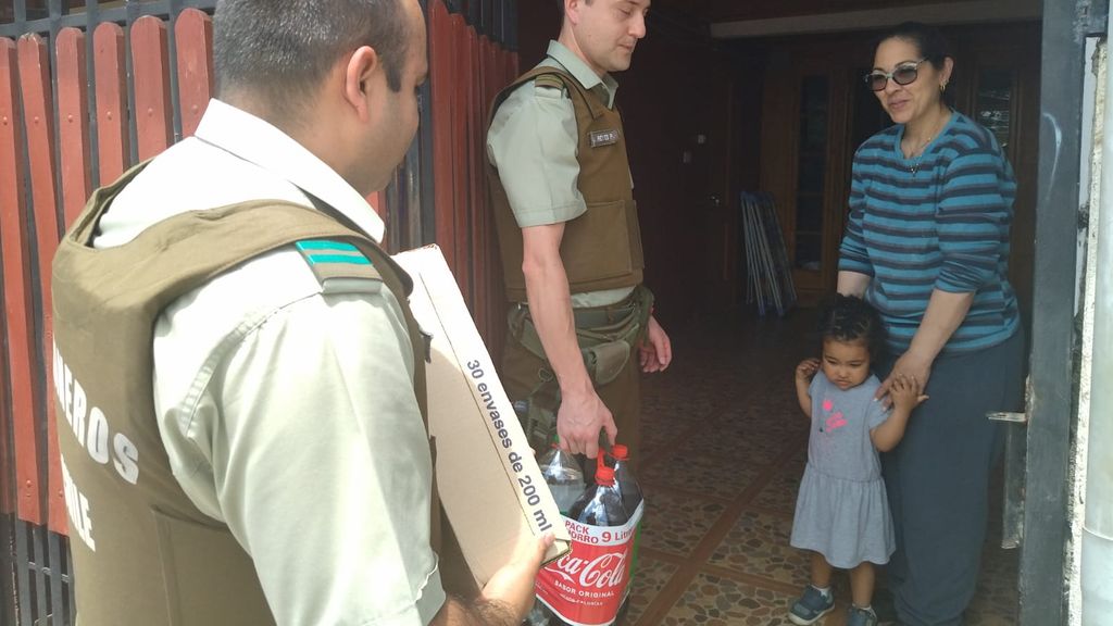 Carabineros entregó cena de fin de año a una familia de Linares Carabineros entregó cena de fin de año a una familia de Linares