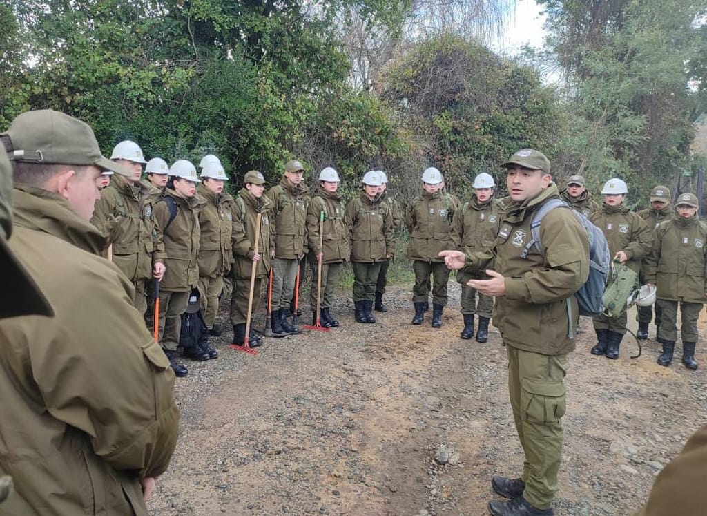 Carabineros alumnos llegaron para reforzar la ayuda a damnificados Carabineros alumnos llegaron para reforzar la ayuda a damnificados