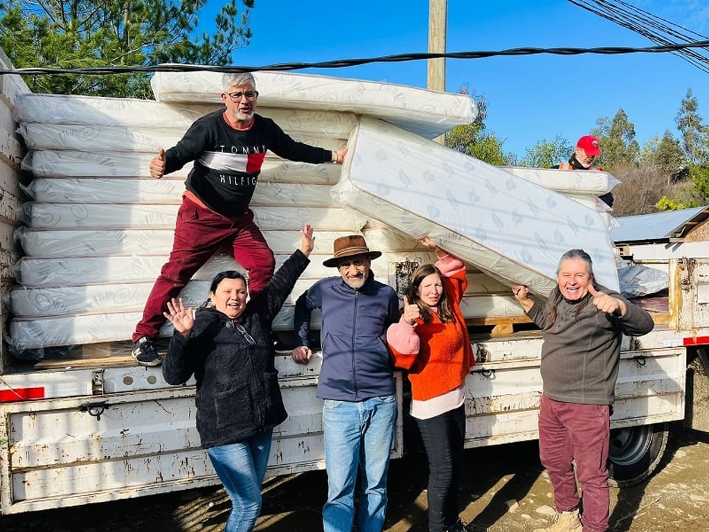 Habitantes de Alto Las Cumbres y Aromos reciben ayuda de la Asociación de Constructores Civiles
