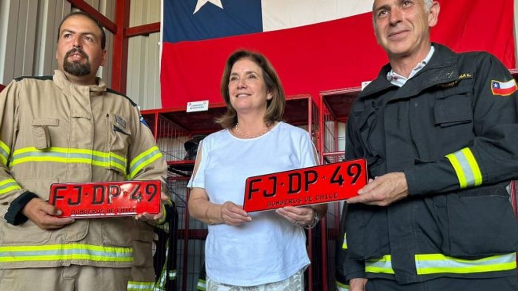 Municipalidad de Parral dona un camión aljibe al Cuerpo de Bomberos de la comuna Municipalidad de Parral dona un camión aljibe al Cuerpo de Bomberos de la comuna