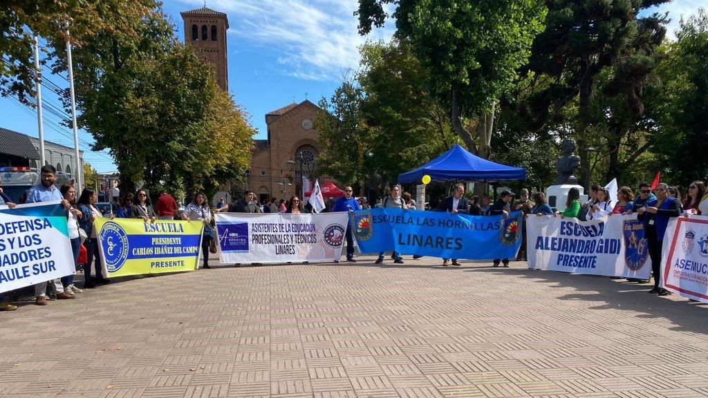 Trabajadores y dirigentes gremiales del Maule Sur protestan por falta de acuerdos con el Gobierno en Linares Trabajadores y dirigentes gremiales del Maule Sur protestan por falta de acuerdos con el Gobierno en Linares