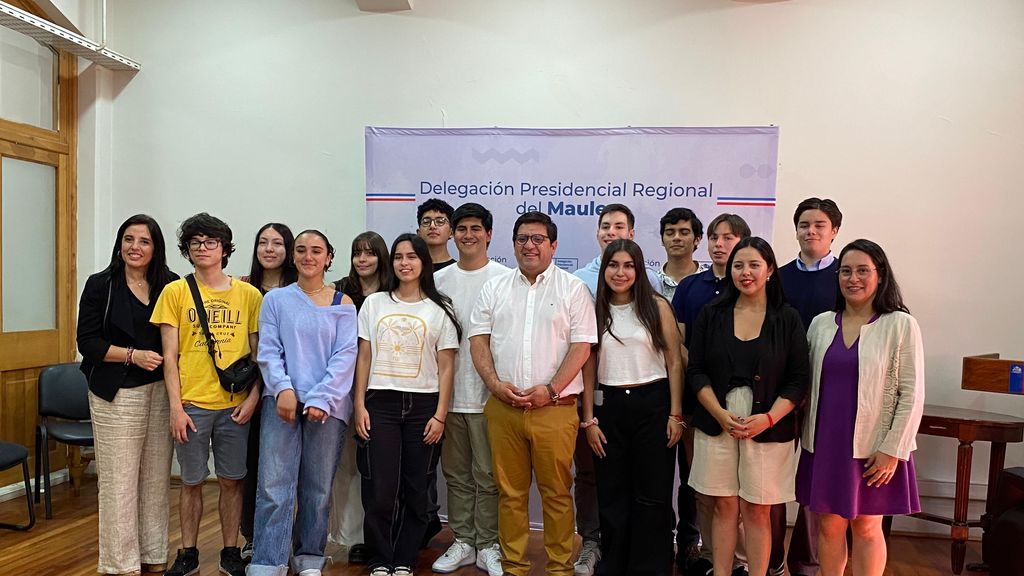 Éxito Estudiantil en el Maule: Jóvenes Destacados Celebran Logros en Desayuno de Reconocimiento Éxito Estudiantil en el Maule: Jóvenes Destacados Celebran Logros en Desayuno de Reconocimiento