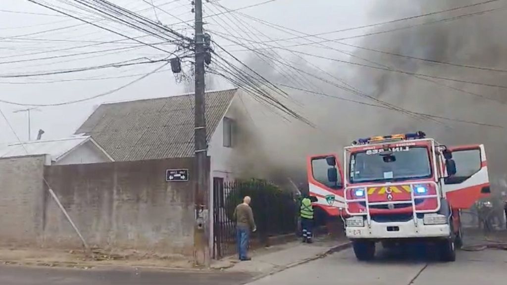 Fuerte incendio en Linares moviliza a Bomberos para sofocar el fuego en una casa Fuerte incendio en Linares moviliza a Bomberos para sofocar el fuego en una casa