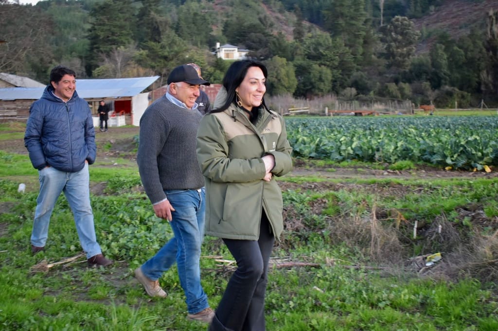 Cristina Bravo se reúne con agricultores de Longaví afectados por las lluvias Cristina Bravo se reúne con agricultores de Longaví afectados por las lluvias