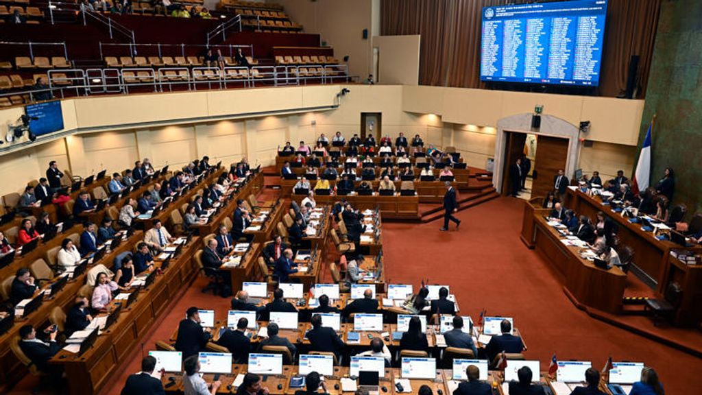 CADEM: el reducir la cantidad de parlamentarios figura como una prioridad para los chilenos CADEM: el reducir la cantidad de parlamentarios figura como una prioridad para los chilenos