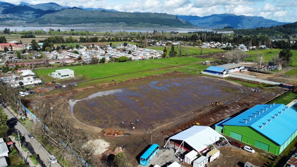 Autoridades participan de la reconstrucción del Estadio de Colbún Autoridades participan de la reconstrucción del Estadio de Colbún