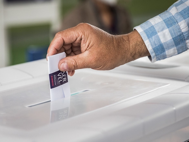 Como votar plebiscito horarios excusas carnet vencido