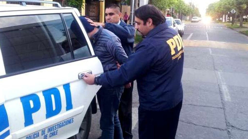 PDI detuvo a dos sujetos incautando drogas y armas en Linares PDI detuvo a dos sujetos incautando drogas y armas en Linares