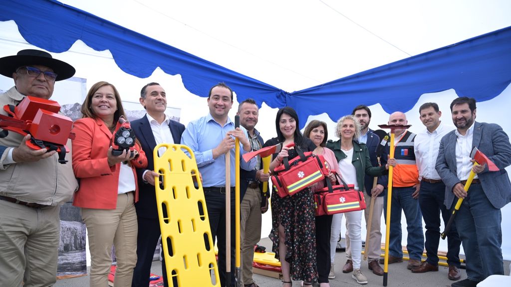 Gobernadora Regional entregó kits de emergencia para prevenir incendios forestales Gobernadora Regional entregó kits de emergencia para prevenir incendios forestales