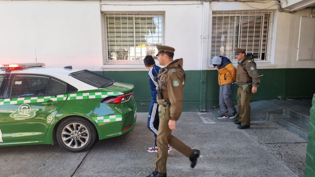 Carabineros detuvo a sujetos por robo con intimidación y porte de arma blanca en San Javier Carabineros detuvo a sujetos por robo con intimidación y porte de arma blanca en San Javier