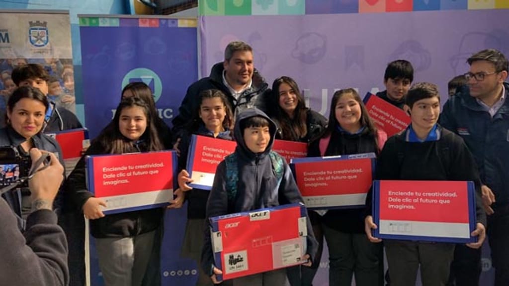 11 mil estudiantes de la Región del Maule recibirán computadores portátiles 11 mil estudiantes de la Región del Maule recibirán computadores portátiles