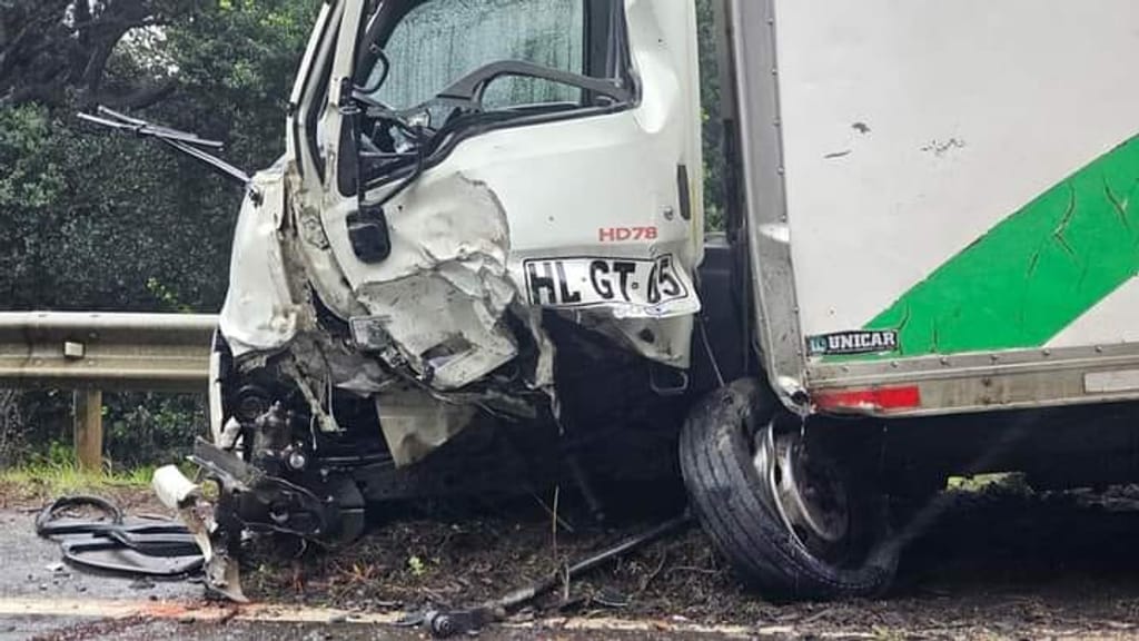 Fallecen dos personas tras colisión entre camino y camioneta en Putú Fallecen dos personas tras colisión entre camino y camioneta en Putú