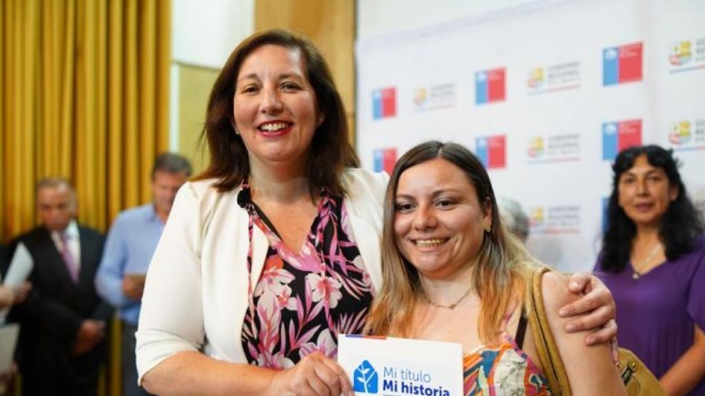 Senadora Vodanovic a la espera de la reconsideración de la Contraloría para que familias del Maule obtengan sus títulos de dominio Senadora Vodanovic a la espera de la reconsideración de la Contraloría para que familias del Maule obtengan sus títulos de dominio