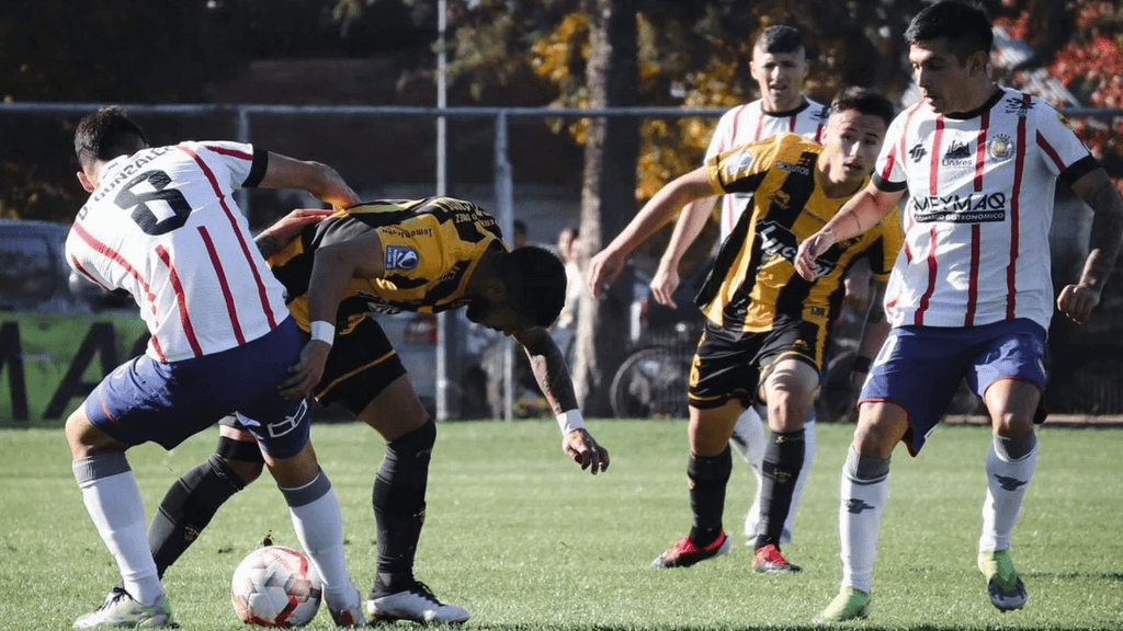 Deportes Linares continúa su racha ganadora al vencer 1-0 a Fernández Vial Deportes Linares continúa su racha ganadora al vencer 1-0 a Fernández Vial