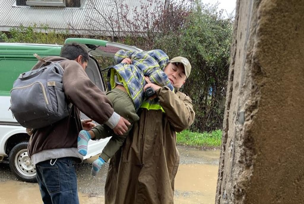 CARABINEROS DE LINARES COOPERÓ CON FAMILIAS DAMNIFICADAS POR LAS INUNDACIONES DE VILLA JERUSALÉN. CARABINEROS DE LINARES COOPERÓ CON FAMILIAS DAMNIFICADAS POR LAS INUNDACIONES DE VILLA JERUSALÉN.